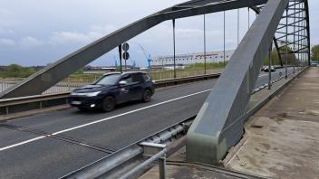 Die Emsbrücke in Sichtweite der Meyer Werft wird stark befahren. 