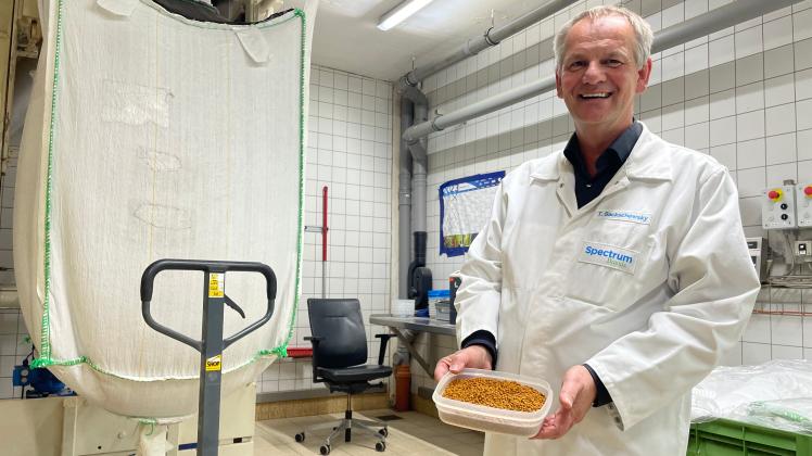 Ein Einblick in die Produktion von Fischfutter bei Tetra in Melle gibt Thomas Sackschewsky, Direktor Produktion und Technik, Qualitätsmanagement.