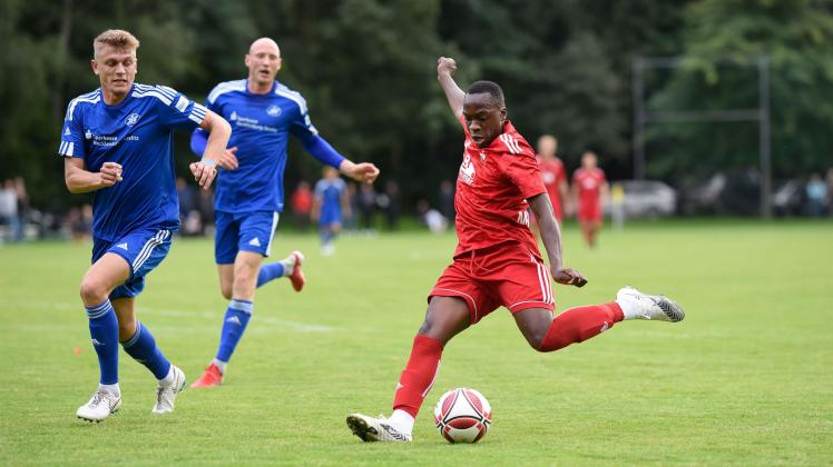 Stürmer Kevin Mbengani (rechts, hier im Spiel gegen Neustrelitz) und der Rostocker FC wollen am Sonntag ihrer Favoritenrollen in der ersten Landespokal-Runde gerecht werden.