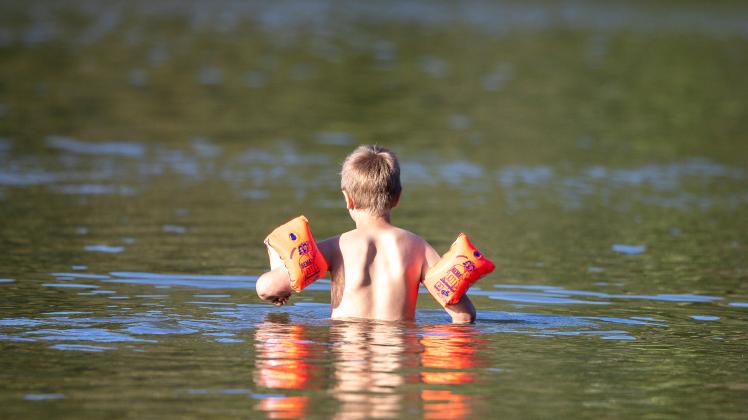 Erlabrunn, Badesee, 21.07.2020, Gefahren im Badesee, Baggerseeen fuer Kinder Bild: Kinder baden im See, Allerdings kann