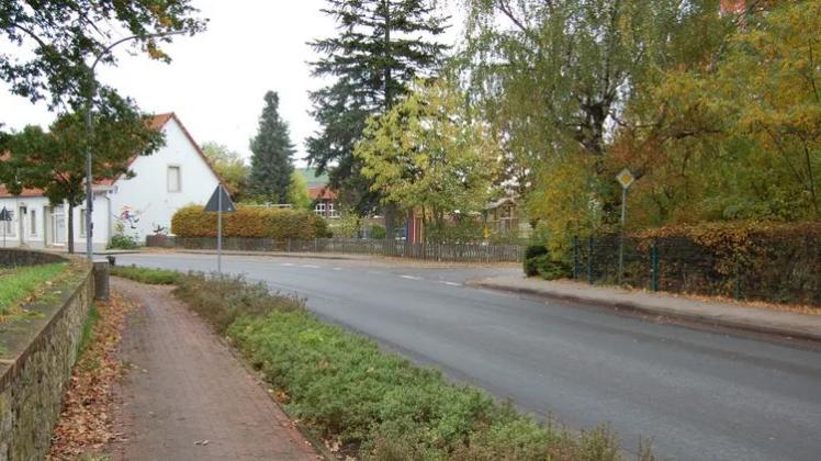 Vor Grundschule, Kindergarten und Bücherei war bei schmaler Fahrbahn, schmalem Bürgersteig und zahlreichen Lkw die Verkehrssituation sehr oft sehr kritisch - nach langem Kampf wird sie nun durch eine Tempo-30-Zone entschärft.