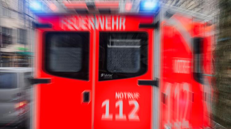 Notarzt Rettungswagen der Berliner Feuerwehr, Einsatzfahrt mit Blaulicht, Blaulicht und Matinshorn, Ambulanz, Kurfuerste