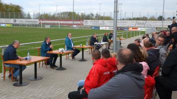 Fünf der sechs OB-Kandidaten standen der SG Dynamo Schwerin Rede und Antwort. 