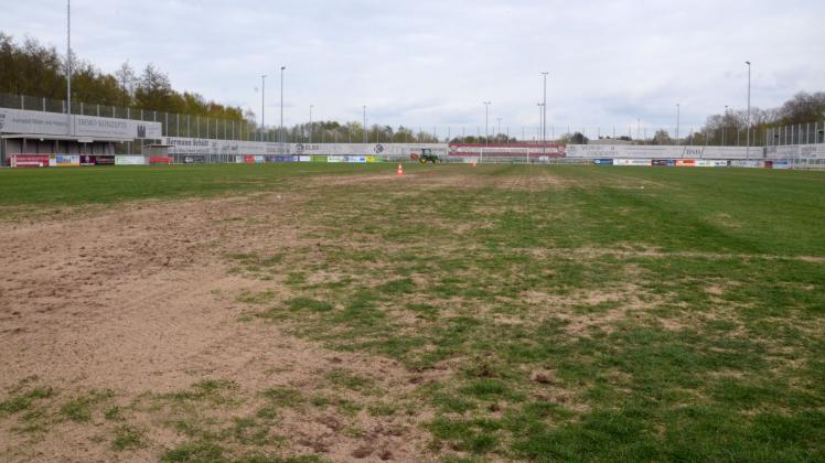 Der Platz der SG Dynamo Schwerin ist nach nur wenigen Monaten Spielbetrieb komplett zerstört. 