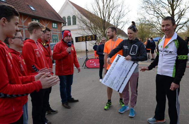 Das Siegertrio übergab den Scheck an die Delegation von der TSG Wittenburg, angeführt von Vereinschef Nico Haase (mit Mikro).