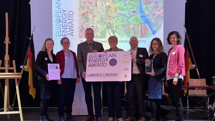 Als einer von vier Landkreisen in Niedersachsen erhält der Landkreis Lüneburg den European Energy Award: Ronja Röckemann, Friederike Lang, Landrat Jens Böther, Kornelia Gerwin-Siegel, Jürgen Rummel, Kreisrätin Sigrid Vossers, Hanna Weber (v.l.)