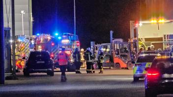 In Geeste hat die Feuerwehr am Donnerstagabend ein Feuer im Industriegebiet gelöscht. Das teilt die Polizei mit.