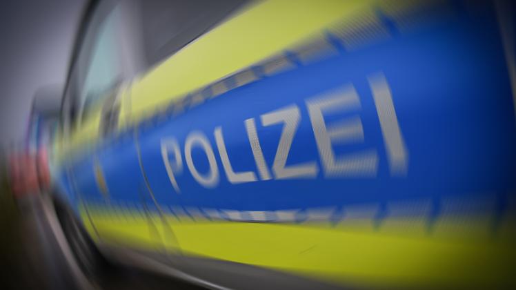 Schriftzug Polizei, Der Schriftzug Polizei steht auf einem Polizeifahrzeug. Mögglingen Baden-Württemberg Deutschland Mög