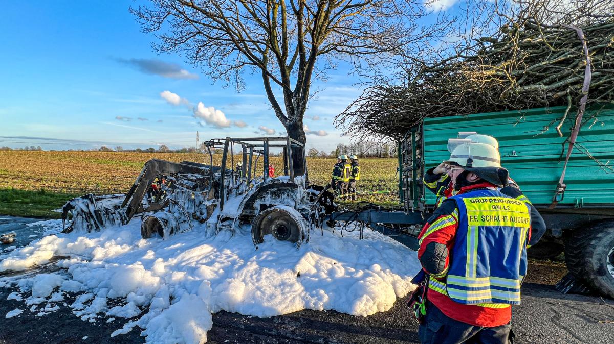 Feuerwehr Bei Brand Im Einsatz Trecker Fängt Bei Haßmoor Feuer Shz