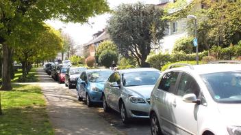 In der Schilgenstraße gibt es wegen der parkenden Autos kaum Ausweichmöglichkeiten für Gegenverkehr  das soll sich ändern.