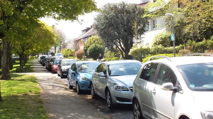 In der Schilgenstraße gibt es wegen der parkenden Autos kaum Ausweichmöglichkeiten für Gegenverkehr  das soll sich ändern.