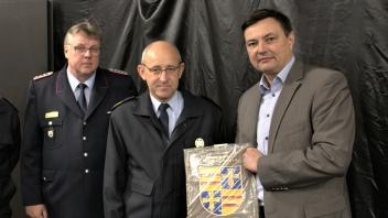 Geschäftsführer Thomas Ellermann bekommt stellvertretend für das Unternehmen die Plakette ‚Partner der Feuerwehr‘ überreicht.