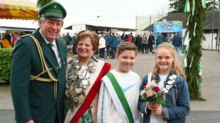Anita Schulte zu Holsten (Zweite von links) ist neue Schützenkönigin Döthen-Stottenhausen. Ihr Prinzgemahl ist ihr Mann Theobald. Kinderkönigin ist Ida Specker, die Theo Többe-Hömke zu ihrem Prinzgemahl wählte.