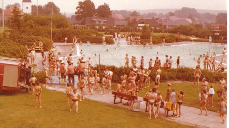 Das Bild zeigt einen Sommertag in der Saison 1980, sieben Jahre nach der Eröffnung des Freibads Ueffeln.