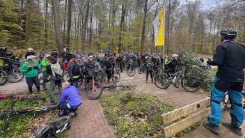 Daniel Decker von den „Teutofreunden“ erklärte den fast 1100 Mountainbikern den Stand der Planung am Dörenberg.