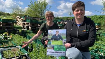 Laden ein zum Jungpflanzenmarkt: Gärtnerin Heide Emrich (links) und Frauke Niemeyer, Leiterin der Marketingabteilung bei den Gemüsegärtnern.