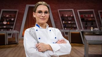 Titel: Das große Backen - Die Profis;Staffel: 5;Person: Santa;Copyright: SAT.1 / Claudius Pflug;Fotograf: Claudius Pflug;Dateiname: 2730193.jpg;Rechtehinweis: Dieses Bild darf bis eine Woche nach Ausstrahlung honorarfrei fuer redaktionelle Zwecke und nur im Rahmen der Programmankuendigung verwendet werden. Spaetere Veroeffentlichungen sind nur nach Ruecksprache und ausdruecklicher Genehmigung der Seven.One Entertainment Group GmbH moeglich. Nicht fuer EPG! Verwendung nur mit vollstaendigem Copyrightvermerk. Das Foto darf nicht veraendert, bearbeitet und nur im Ganzen verwendet werden. Es darf nicht archiviert werden. Es darf nicht an Dritte weitergeleitet werden. Aneinanderreihung/Zusammenlegung/Kopplung von Bildern zum Zweck der Erstellung von Slide-Shows o.ä. nicht gestattet; Verbindung/Einfügen/Anfügen von Werbung nicht gestattet. Bei Fragen: foto@seven.oneVoraussetzung fuer die Verwendung dieser Programmdaten ist die Zustimmung zu den Allgemeinen Geschaeftsbedingungen der Presselounges der Sender der Seven.One Entertainment Group GmbH. 