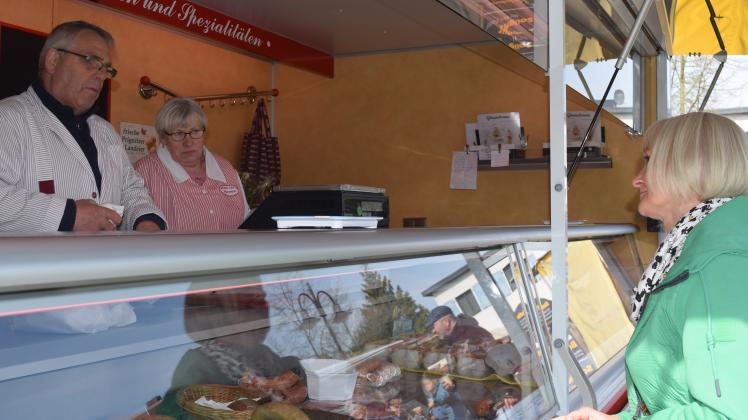 Ein letztes Mal stand Erhard Blüthmann mit seiner Frau auf dem Wittenberger Wochenmarkt hinter dem Tresen im Verkaufswagen 
