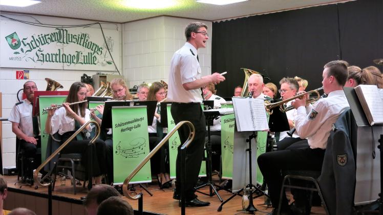 author Das Schützenmusikkorps dirigierte Sascha Wolke.