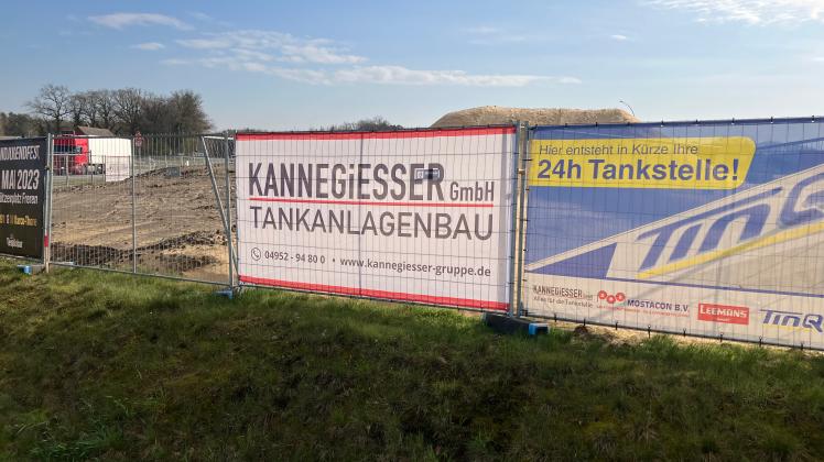 Großbaustelle an der B214 in Freren: Im Kreuzungsbereich zur Mühlenstraße wird die emslandweit erste 24-Stunden-Tankstelle der Marke TinQ gebaut.