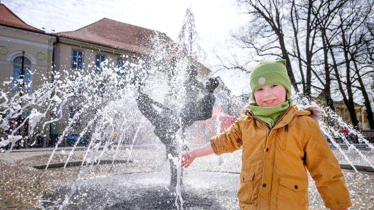 Zu den ersten Brunnentestern gehörte Luis aus Güstrow: Der Vierjährige prüfte die Wassertemperatur mit der Hand.