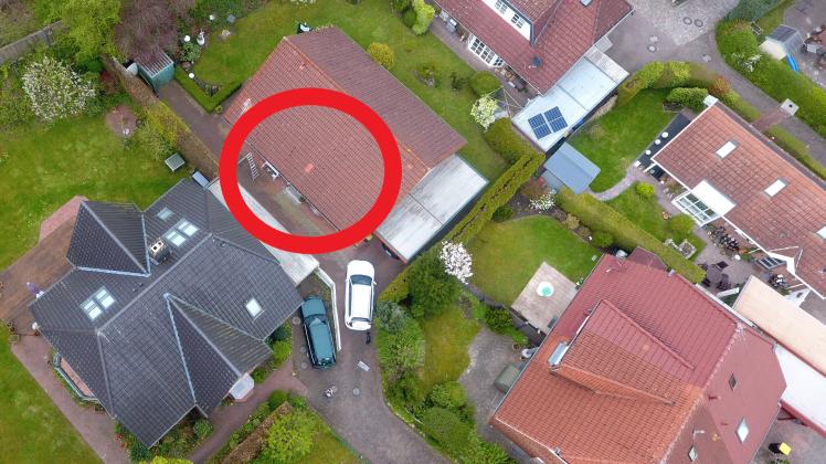 Das getroffene Einfamilienhaus in Elmshorn: Der rote Kreis zeigt den Punkt, an dem der Meteorit einschlug.