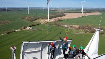 Mit Windkraft in Richtung Zukunft: Der Landesverband Erneuerbare Energien Mecklenburg-Vorpommern e.V. (LEE MV) lädt heute und Sonnabend (29.April 2023) zu einer Besteigung einer Windkraftanlage im Windpark Groß Schwiesow bei Güstrow ein.  Der Vorsitzende des Landesverbandes Erneuerbare Energien, Johann-Georg Jaeger, diskutiert mit Interessierten die Thematik Windkraft in 80 Metern Höhe. Beim Eröffnungstermin  am heutigen Freitag folgten u.a.  Urlauber aus Bayern als auch Studenten aus MV der Entladung  zum Energiegespräch in 80 Metern Höhe. 28.04.2023Foto Volker Bohlmann