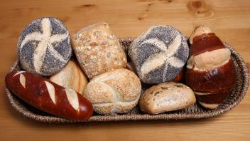 verschiedene frische Broetchen in einem Korb various fresh bread rolls in a basket BLWS681776 *** Miscellaneous Freshnes