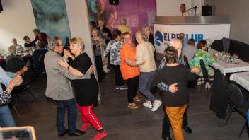 Jeden letzten Donnerstag im Monat lädt der „Elbeclub“ in Boizenburg zum Tanztee ein. Bei der mittlerweile 4. Auflage der beliebten Tanzveranstaltung für Männer und Frauen ab dem 50. Lebensjahr wollten knapp 60 Gäste das Tanzbein schwingen. 