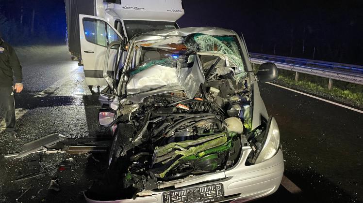 Komplett zerstört worden ist dieser Mercedes Vito bei einem Unfall auf der Autobahn 31.