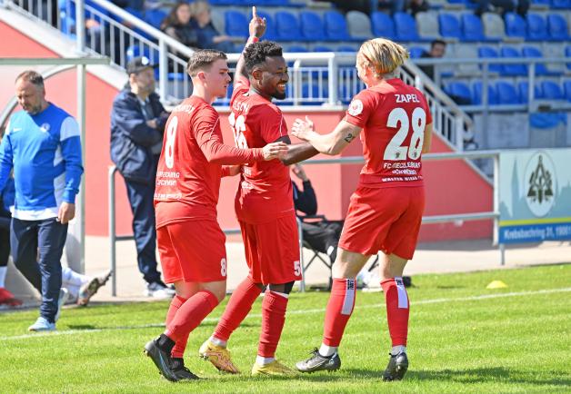 Torschütze Nelson Mandela Mbouhom, Nico Zapel (r.) und Arne Borchardt (l.) freuen sich über das zwischenzeitliche 1:0. Torschütze Nelson Mandela Mbouhom, Nico Zapel (r.) und Arne Borchardt (l.) freuen sich über das zwischenzeitliche 1:0.