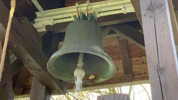 Die neue Glocke auf dem Friedhof in Rosenhagen wurde 1960 gebaut, wiegt 200 Kilogramm und ist aus Glockenbronze. 