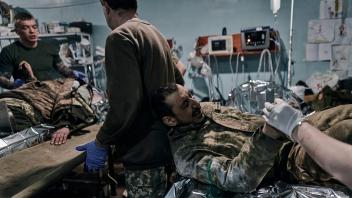 Ukraine Krieg - Versorgung von verwundeten Soldaten bei Bachmut