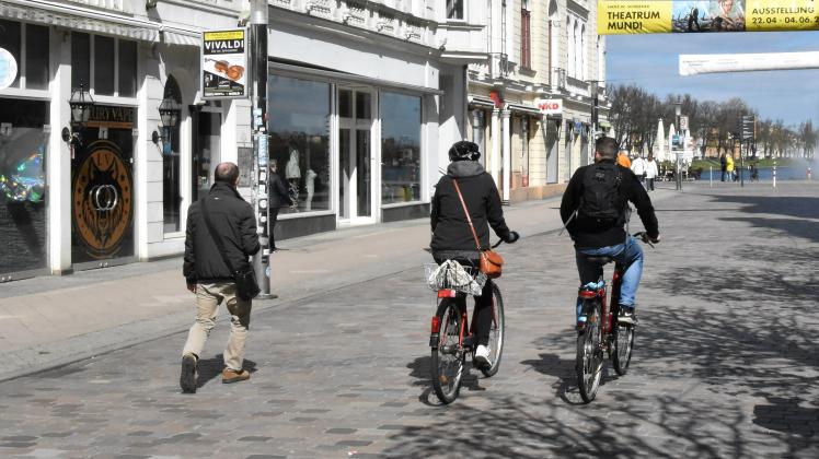 Sonntäglicher Blick in die Mecklenburgstraße: Ein Miteinander von Radfahrern und Fußgängern ist möglich.