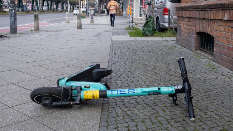 Ein umgefallener E-Scoooter der Verleihers TIER liegt auf dem Bürgersteig in der Schönhauser Allee in Berlin-Prenlzuaer 