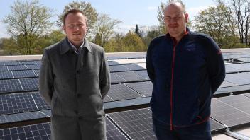 Moritz Schröder (r.) und Regionalverkaufsleiter Marco Sachse auf dem Dach vor der Photovoltaik-Anlage des Supermarkts