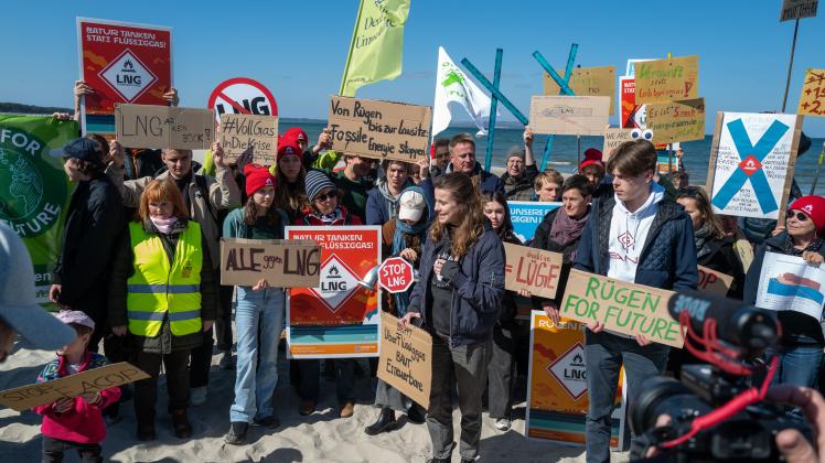 Da konnte der Boizenburger Tilo Röpcke einfach nicht widerstehen. Luisa Neubauer mit vielen Menschen im LNG-Protest vereint. Dieses Bild musste der Ostseeurlauber einfach festhalten.