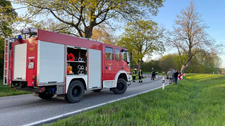 Zur Verkehrssicherung und Bindung von auslaufenden Betriebsstoffen mussten die Kameraden der Feuerwehr Teldau am Sonntagabend ausrücken.