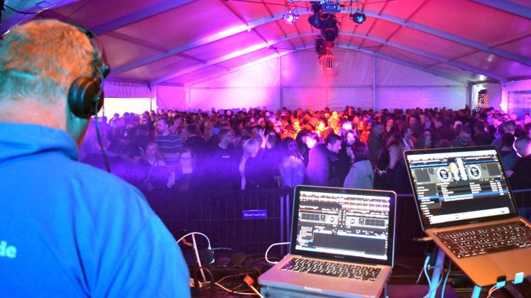 DJ Daniel Michalski und sein Kollege DJ Michael Spelling (nicht im Bild) sorgten für gute Stimmung bis in den Morgen im großen Partyzelt. 