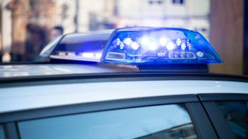 Polizeieinsatz ( Symbolbild ) Polizeiwagen mit Blaulicht im Einsatz in München. -- Police car with bluelight in operatio