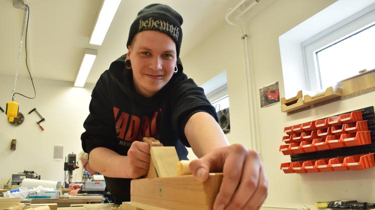 Kay Hagemann hat mithilfe der Teilnahme einer Maßnahme im Beruflichen Trainingszentrum in Rostock herausgefunden, dass er Tischler werden will.