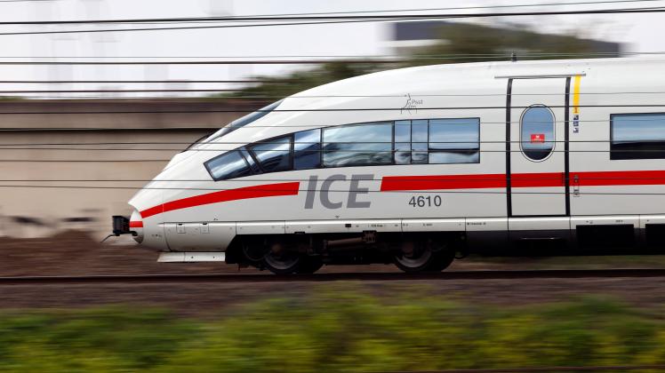 Ein ICE der Deutschen Bahn fährt auf einem Gleis nahe des Bahnhof Köln Deutz. Für die ICE-Strecken der DB gilt das viel 