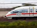 Ein ICE der Deutschen Bahn fährt auf einem Gleis nahe des Bahnhof Köln Deutz. Für die ICE-Strecken der DB gilt das viel 