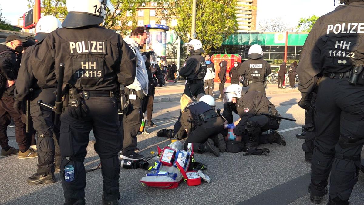 Von Polizist Gestoßen - Mann Bei Hamburger Mai-Demo Verletzt | SHZ