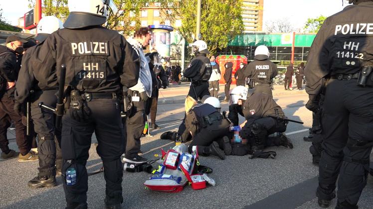 1. Mai-Demo In Hamburg: Mann Von Polizist Gestoßen Und Verletzt | NOZ