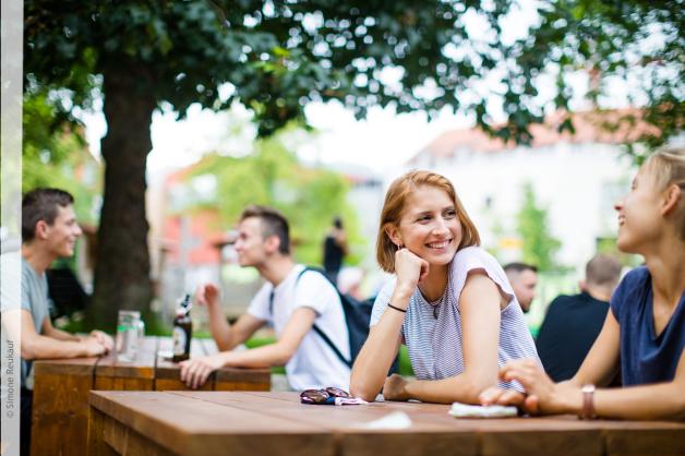 Studierende sitzen im Biergarten Studierende sitzen im Biergarten