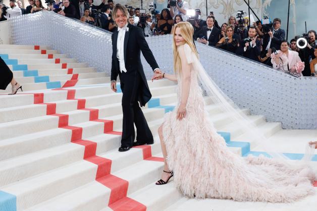 Nicole Kidman und Ehemann Keith Urban schreiten über den Teppich.