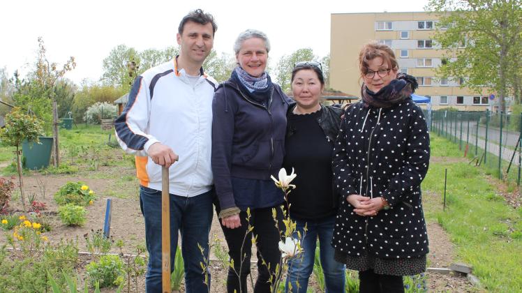 hier wird gemeinsam gepflanzt - Abdullah Ermis - Inga Schwarz - Ljudmilla Kuhlmann und Martina Nösse - von links