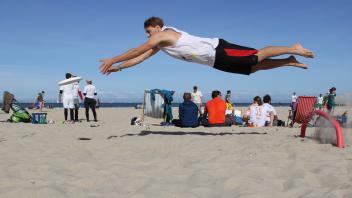 Voller Körpereinsatz im Spiel: Beim Ultimate Beachfrisbee muss man sich um eine sanfte Landung nicht sorgen. 