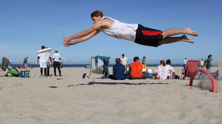 Voller Körpereinsatz im Spiel: Beim Ultimate Beachfrisbee muss man sich um eine sanfte Landung nicht sorgen. 